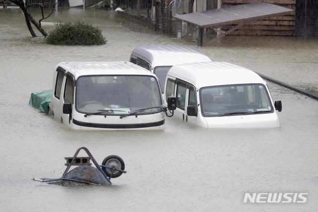 제19호 태풍 하기비스가 몰고온 폭우로 물에 잠긴 차량들. 사진=뉴시스