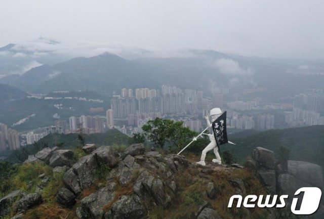 홍콩 시위대 수십명이 이날 이른 새벽  홍콩의 랜드마크로 유명한 사자산 정상에 올라 설치한 자유의 여신상 (트위터 캡쳐) 2019.10.13/뉴스1