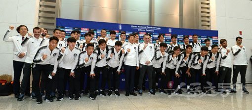 15일 평양 김일성경기장에서 북한과 2022년 카타르월드컵 아시아 2차 예선 원정 3차전을 갖는 축구 국가대표팀이 13일 인천국제공항을 통해 출국했다. 출국 전 축구대표팀이 기념촬영을 하고 있다. 인천국제공항｜김종원 기자 won@donga.com