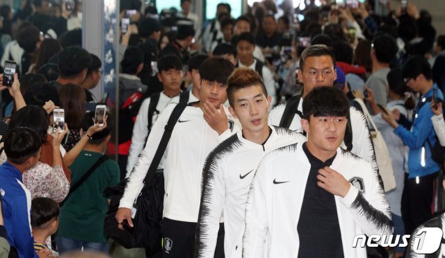 대한민국 남자 축구대표팀이 13일 오후 인천국제공항 출국장으로 들어서고 있다. 대표팀은 중국을 경유해 평양에 도착, 오는 15일 북한과 카타르월드컵 아시아 지역 예선 3차전을 치른다. 2019.10.13/뉴스1 © News1
