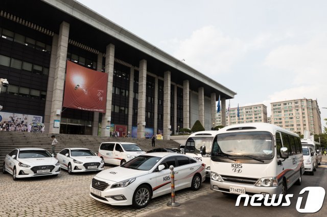 서울 여의도 KBS본관 앞에 KBS차량이 주차돼 있다… 2017.9.3/뉴스1 © News1