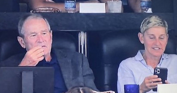 6일 미국 텍사스주 댈러스의 AT&T 스타디움에서 미국프로미식축구리그(NFL) 경기를 관람하는 조지 W 부시 전 대통령(왼쪽)과 토크쇼 진행자 엘런 디제너러스. 사진 출처 워싱턴포스트 웹사이트