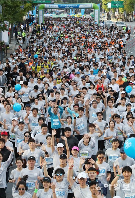 2019 서울달리기대회에 참가한 마스터스 마라토너들이 13일 오전 8시 서울광장을 출발하고 있다. 10km와 하프 코스로 각각 진행된 이번 대회에는 1만여 명이 참가해 ‘서울의 가을’을 즐겼다. 양회성 기자 yohan@donga.com