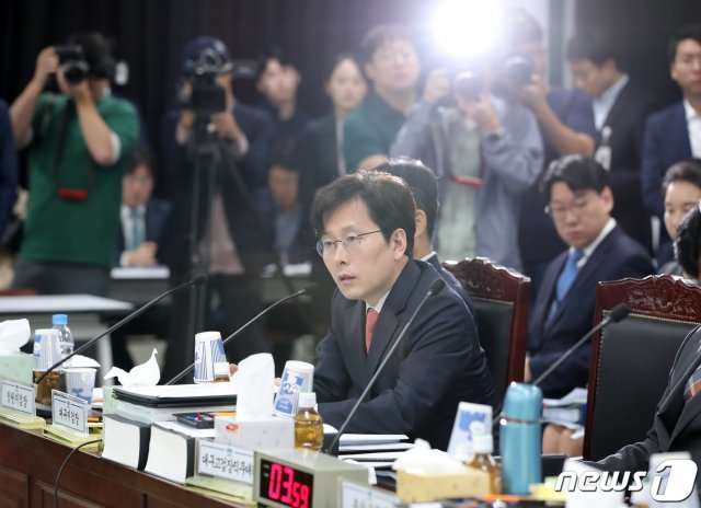 여환섭 대구지방검찰청 검사장이 11일 오후 대구 수성구 범어동 대구고등검찰청 신관 대회의실에서 열린 국회 법제사법위원회의 대구·부산고등검찰청, 대구·부산·울산·창원지방검찰청에 대한 국정감사에서 의원들의 질의에 답하고 있다. © News1