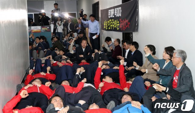 자유한국당 의원들이 지난 4월29일 오후 선거제도 개혁 패스트트랙 지정을 위한 정치개혁특별위원회 전체회의가 열릴것으로 예상되는 서울 여의도 국회 행안위 회의실 앞에서 패스트트랙 저지를 위해 점거한 후 구호를 외치고 있다. © News1