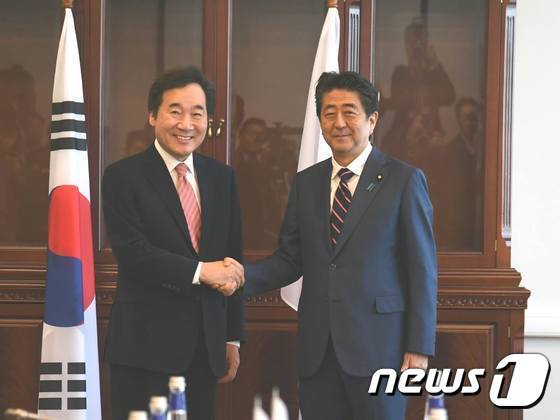 이낙연 총리가 아베 총리와 러시아 극동대학교에서 면담에 앞서 악수를 하고 있다.(이낙연 총리 페이스북)