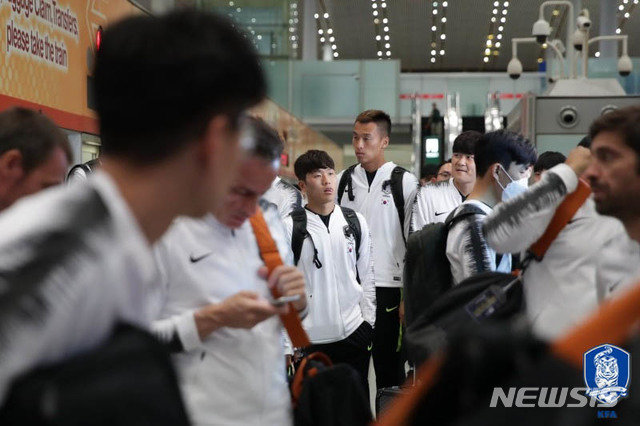 대한민국 축구 대표팀 선수들이 북한과의 2022 카타르월드컵 예선전 경기를 앞둔 13일 중국 베이징 서우두국제공항에 도착하고 있다. 사진=뉴시스