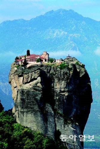 그리스 메테오라 바위산의 수도원. 사진 동아DB