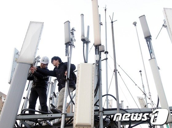 통신사 직원들이 기지국에 설치된 LTE 장비를 점검하고 있다. © News1