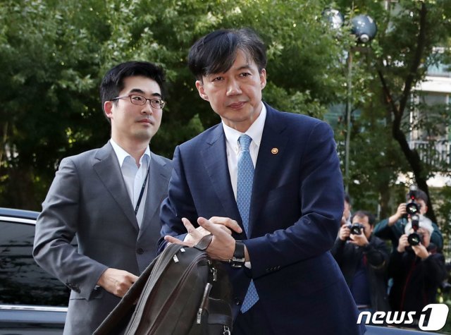 사의를 표명한 조국 법무부 장관이 14일 오후 경기도 과천시 법무부 청사를 떠나 서울 서초구 방배동 자택에 들어서고 있다. 조 장관은 이날 ‘검찰개혁을 위한 ‘불쏘시개’ 역할은 여기까지입니다’는 자료를 내고 “오늘 법무부 장관직을 내려놓는다”고 밝혔다. 2019.10.14/뉴스1 © News1