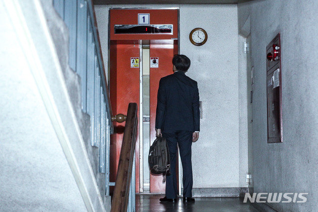 조국 법무부 장관이 사의를 표명한 14일 오후 서울 서초구 방배동 자택으로 들어선 후 엘리베이터를 기다리고 있다. 사진=뉴시스