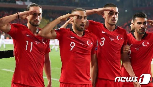 알바니아전서 골을 넣은뒤 거수경례하는 터키 축구 대표팀 선수들 © 뉴스1