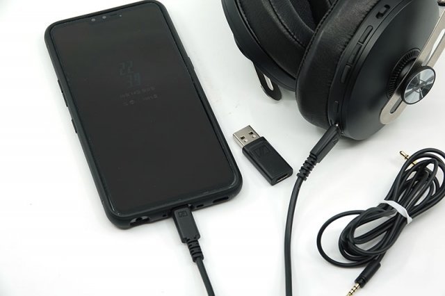 무선 외에도 오디오 단자나 USB 단자를 이용한 연결 방식을 지원한다