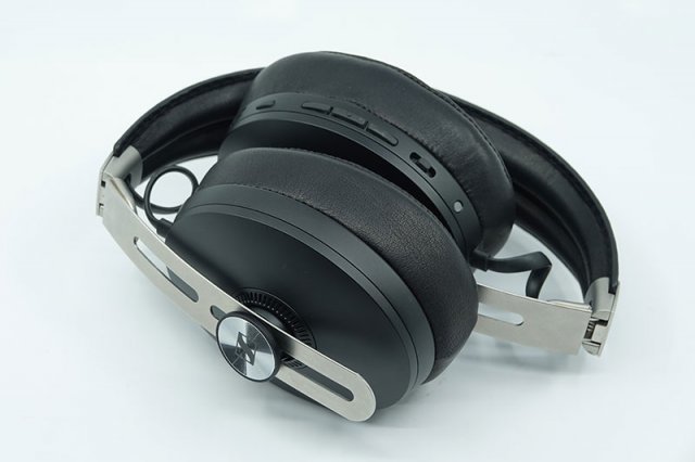 힌지를 접어 보관할 수 있으며, 힌지를 펴면 자동으로 전원이 켜지고 헤드폰을 착용하면 음악을 바로 들을 수 있다