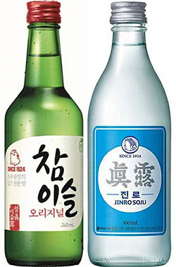 360mL 초록색으로 규격화해 재사용률을 높인 소주 표준용기(왼쪽)와 투명한 색으로 만든 비표준용기.