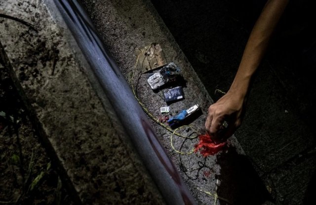 홍콩 경찰이 공개한 사제폭탄. NYT 갈무리