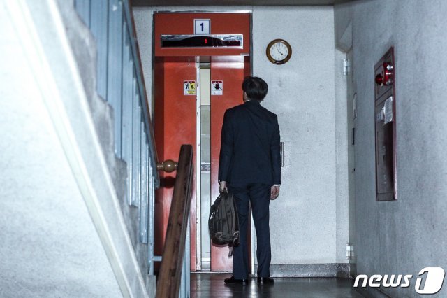조국 법무부 장관이 지난 14일 오후 서울 서초구 방배동 자택으로 들어서고 있다. 2019.10.14/뉴스1 © News1