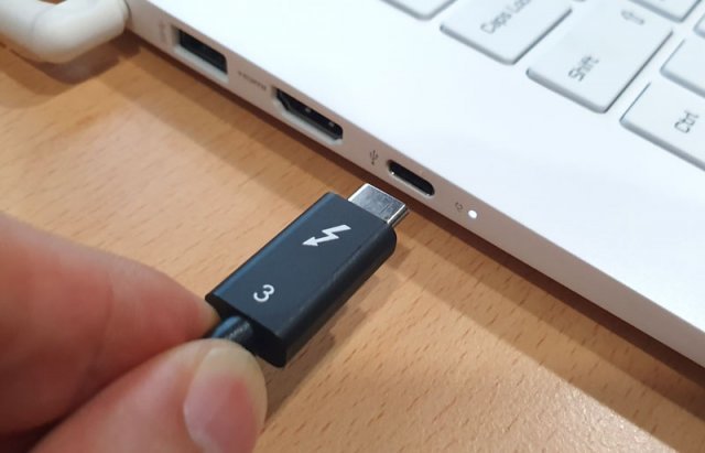 USB 타입-C 포트를 이용하는 썬더볼트3 인터페이스 (출처=IT동아)