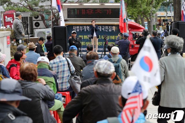 자유연대를 비롯한 보수단체 회원들이 15일 오후 서울 서초동 법원삼거리에서 ‘윤석열 검찰총장, 윤중천 별장 접대 의혹’을 보도한 한겨레 21기자와 대표를 고발하는 기자회견을 갖고 있다. 2019.10.15/뉴스1 © News1