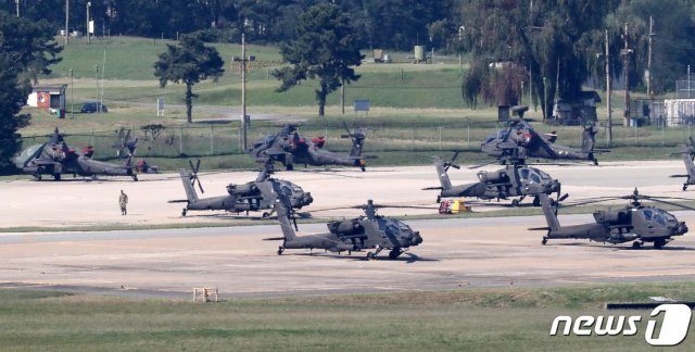 11차 한미 방위비분담금협정(SMA) 협상이 시작된 지난달 24일 오전 경기도 평택시 캠프 험프리스에 미군 헬기들이 계류돼 있다.  2019.9.24/뉴스1 © News1