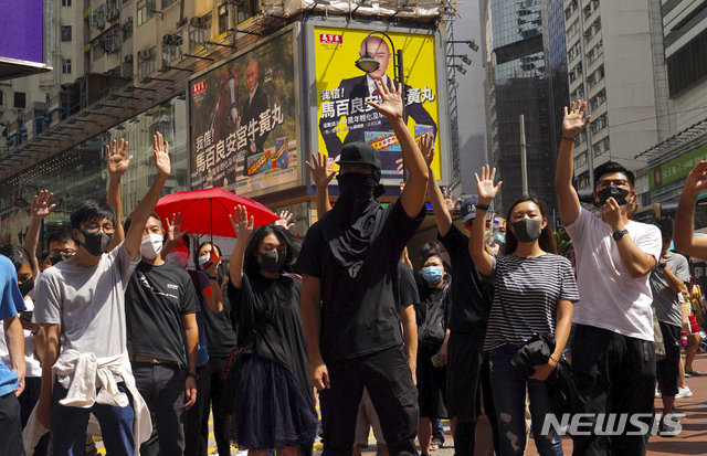 4일 마스크를 착용한 홍콩 시위대가 중심가에서 민주주의 확대를 요구하며 가두행진을 펼치고 있다.2019.10.4 /사진=뉴시스