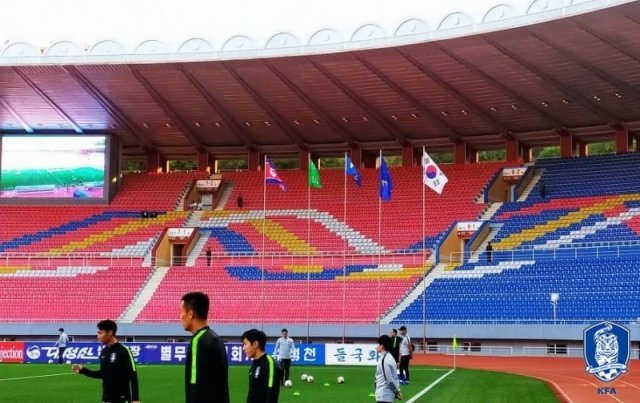 남북한 축구대표팀의 경기가 열리는 김일성 경기장의 관중석이 텅 비어있다. (대한축구협회 제공) © 뉴스1