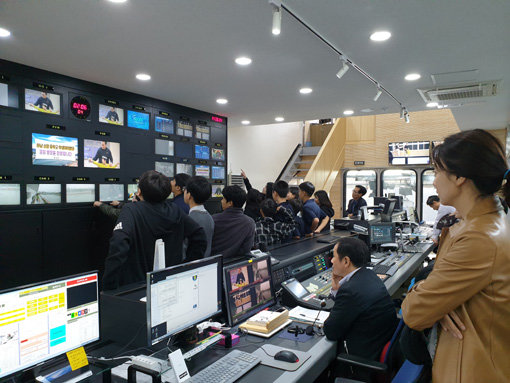방송 재능기부 행사에 참가한 학생들이 방송실황실에서 방송장비 설명을 듣고 있다.