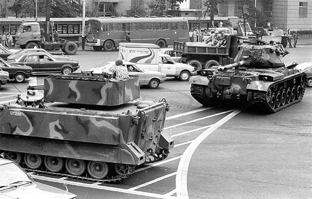 1979년 10월 부마항쟁 당시 옛 부산시청 앞에 계엄군이 진주한 모습. 민주공원 제공