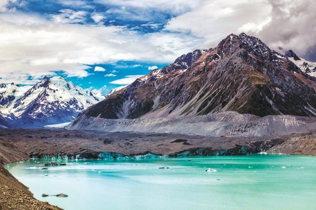 겨울에만 한시적으로 진행되는 태즈먼 빙하투어. 태즈먼 빙하는 뉴질랜드의 최대 빙하로 손으로 직접 빙하를 만져볼 수 있는 체험이 가능하다. 롯데관광 제공