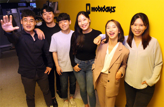 2014년 창업 당시 직원 4명으로 시작한 모바일 마케팅 전문업체 모비데이즈는 현재 80여 명 규모로 성장했다. 지난해 230억 원의 매출을 기록했다. 서울 강남구 본사에서 만난 모비데이즈 직원들.