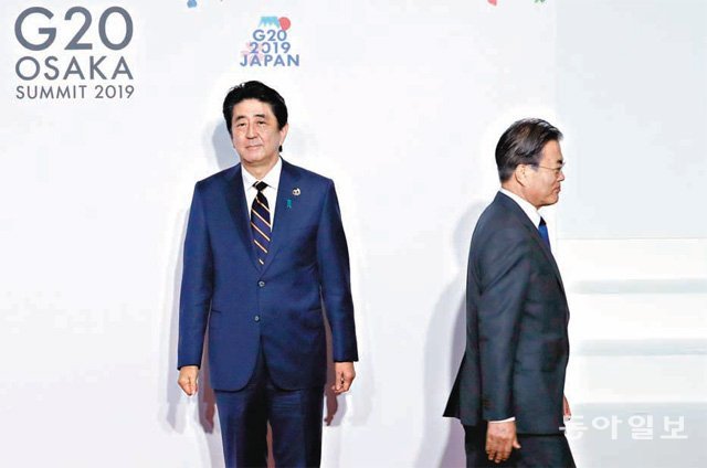 6월 일본 오사카 주요 20개국(G20) 정상회의 공식 환영식에서 마주친 문재인 대통령과 아베 신조 일본 총리. 7월 일본 수출 제한 조치로 얼어붙은 양국 관계는 8월 한국의 지소미아 파기로 갈등의 골이 더 깊어졌다는 평가다. 동아일보DB