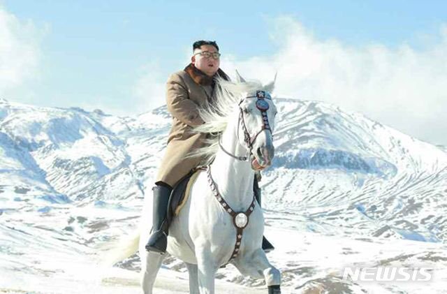백마를 탄 김정은 북한 국무위원장. 사진=조선중앙통신