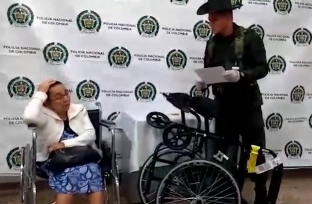 코카인이 가득 든 휠체어를 타고 출국을 시도한 할머니 - 콜롬비아 일간지 앨티엠포 갈무리