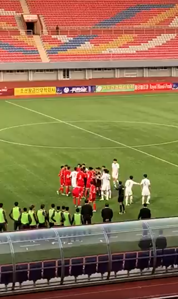 손흥민 선수(7번 흰색 유니폼)가 북한 선수들(붉은색 유니폼) 사이에서 싸움을 말리고 있다. 사진=요아킴 베리스트룀 북한 주재 스웨덴 대사 트위터 갈무리