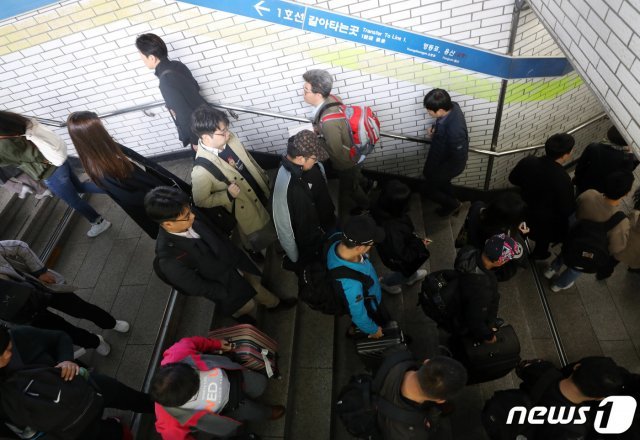서울지하철 노사 협상이 파업 돌입 직전 극적으로 타결된 16일 오전 서울 영등포구 신도림역에서 시민들이 발걸음을 재촉하고 있다. © News1