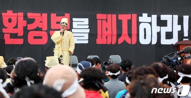 정준화 친환경 설악산오색케이블카추진위원회 위원장이 지난 10일 강원도 양양군 남대천 둔치에서 열린 환경부 규탄 범강원도민 궐기대회에서 발언하고 있다. 2019.10.10/뉴스1 © News1