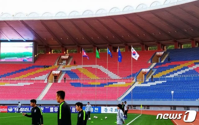 15일 남북한 축구대표팀의 경기가 열리는 김일성 경기장의 관중석이 텅 비어있다. (대한축구협회 제공)2019.10.15/뉴스1