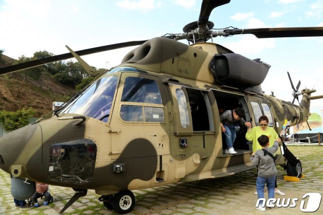 13일 경북 낙동강 칠곡보생태공원에서 열린 ‘제10회 낙동강지구 전투 전승행사’ 호국 테마파크 존에서 어린이들이 국산 수리온 헬기를 타보고 있다. © News1