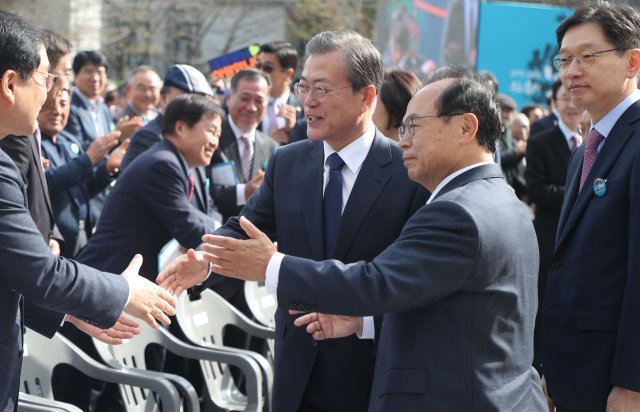 문재인 대통령이 16일 경남 창원시 경남대학교에서 열린 제40주년 부마민주항쟁 기념식에 오건돈 부산시장, 김경수 경남도지사의 안내를 받고 있다.