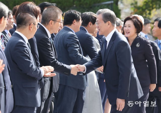 문재인 대통령이 16일 경남 창원시 경남대학교에서 열린 제40주년 부마민주항쟁 기념식에 황교안 자유한국당 대표와 악수를 하고 있다. 박영대 기자 sannae@donga.com