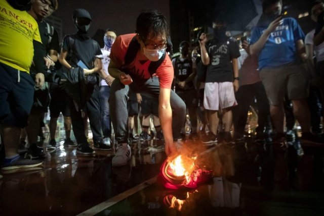 홍콩의 한 시민이 NBA 최고의 스타인 르브론 제임스의 유니폼을 불태우고 있다. - 트위터 갈무리