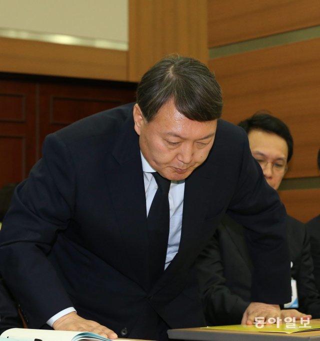 2013년 10월 21일 국감장에서 수사 외압을 폭로했던 윤석열 당시 여주지청장이 자리에서 일어나고 있다.