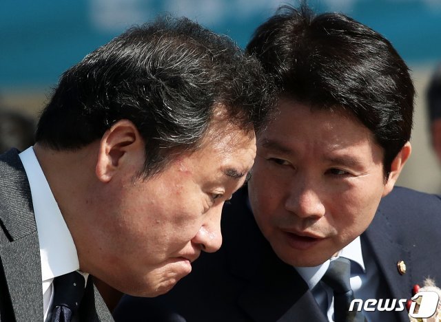 이낙연 국무총리가 16일 서울 종로구 광화문광장에서 열린 ‘2019 리스타트 잡페어’ 개막식에서 이인영 더불어민주당 원내대표와 대화를 나누고 있다. 2019.10.16/뉴스1 © News1