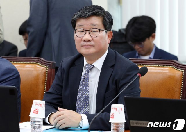 법무부 장관 후보자로 거론되는 전해철 더불어민주당 의원이 15일 서울 여의도 국회 정무위 국정감사에 출석해 있다. 2019.10.15/뉴스1 © News1