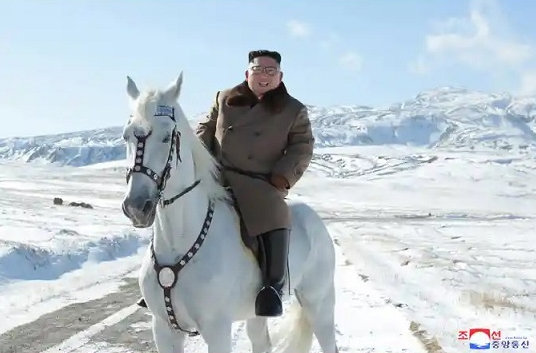 백마 탄 김정은 북한 국무위원장. 사진=조선중앙통신