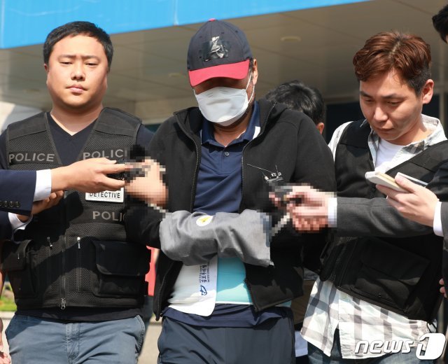 골프채 등으로 아내를 때려 숨지게 해 살인혐의로 구속된 유승현 전 김포시의회 의장(55)이 검찰로 송치되고 있다./뉴스1 © News1