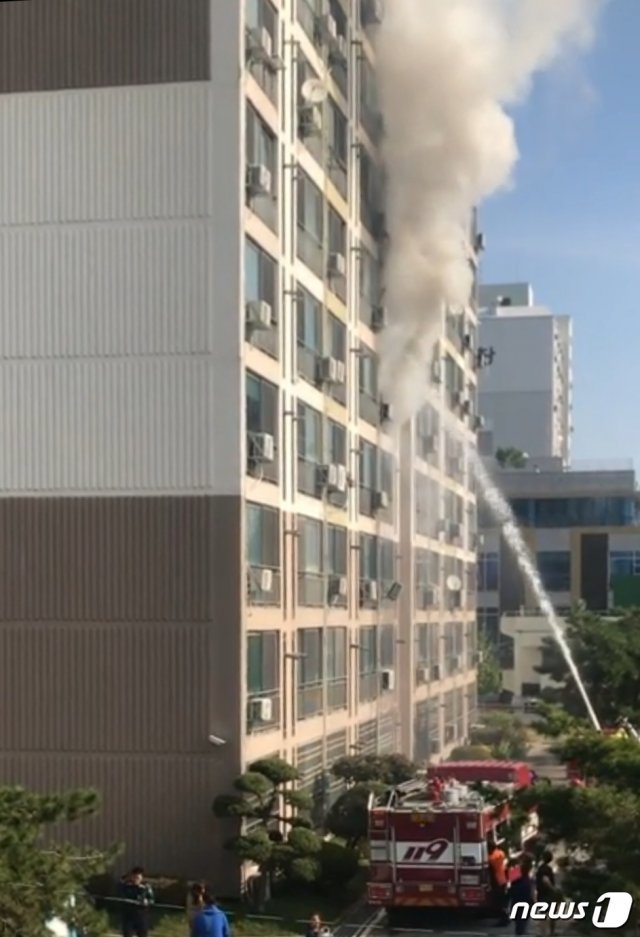16일 오전 9시35분쯤 충북 청주시 청원구의 한 14층짜리 아파트 6층에서 불이 났다. © 뉴스1