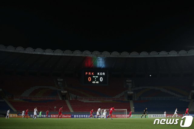 15일 북한 평양 김일성경기장에서 2022년 카타르월드컵 아시아지역 2차 예선 한국과 북한의 경기가 열리고 있다. 파울루 벤투 감독이 이끄는 축구 대표팀은 이번 경기에서 0-0 무승부를 거뒀다. (대한축구협회 제공)