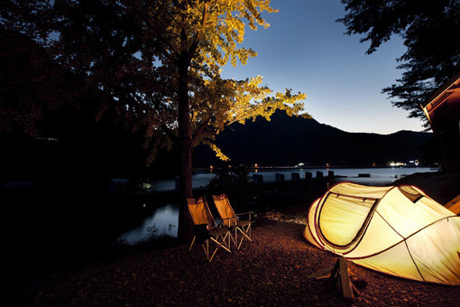 도심이나 근교 공원에서 간편한 준비로 즐기는 캐주얼한 캠핑인 ‘캠프닉’의 모습.