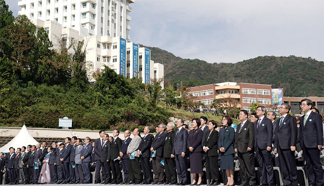 ‘우리의 소원’ 제창 문재인 대통령과 김정숙 여사가 16일 경남 창원시 경남대에서 열린 ‘제40주년 
부마민주항쟁 기념식’에서 참석자들과 함께 ‘우리의 소원’을 제창하고 있다. 부마민주항쟁 당시 학생들이 노래 ‘우리의 소원’에서 
‘통일’을 ‘자유’ ‘민주’로 개사해 불렀던 것처럼 이날도 총 3절을 자유와 민주, 통일로 각각 정해 함께 불렀다. 창원=뉴스1